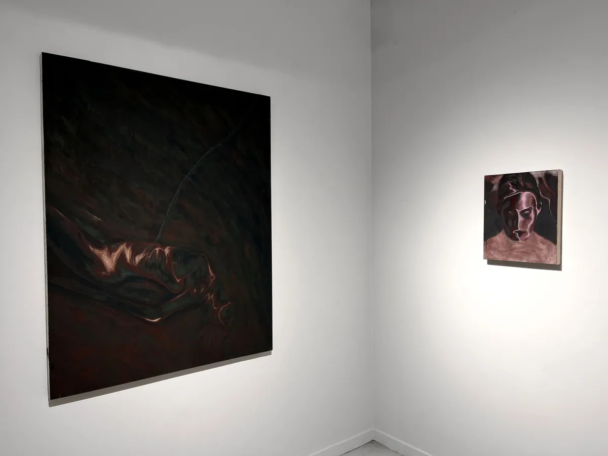 Exhibition view Duo Show Clara Villechaise x Ludovic Fleury: Corps d’autrui, 2024, Oil on linen-cotton, 146 x 114 x 4,5 cm ; Portrait dissonant, 2024, Oil on linen-cotton, 46 x 38 x 4,5 cm